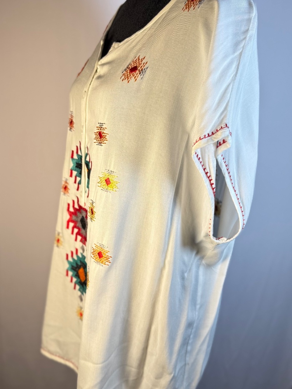 Origami by Vivien Aztec embroidered designed capped sleeveless top.  Size XXL - Picture 5 of 9